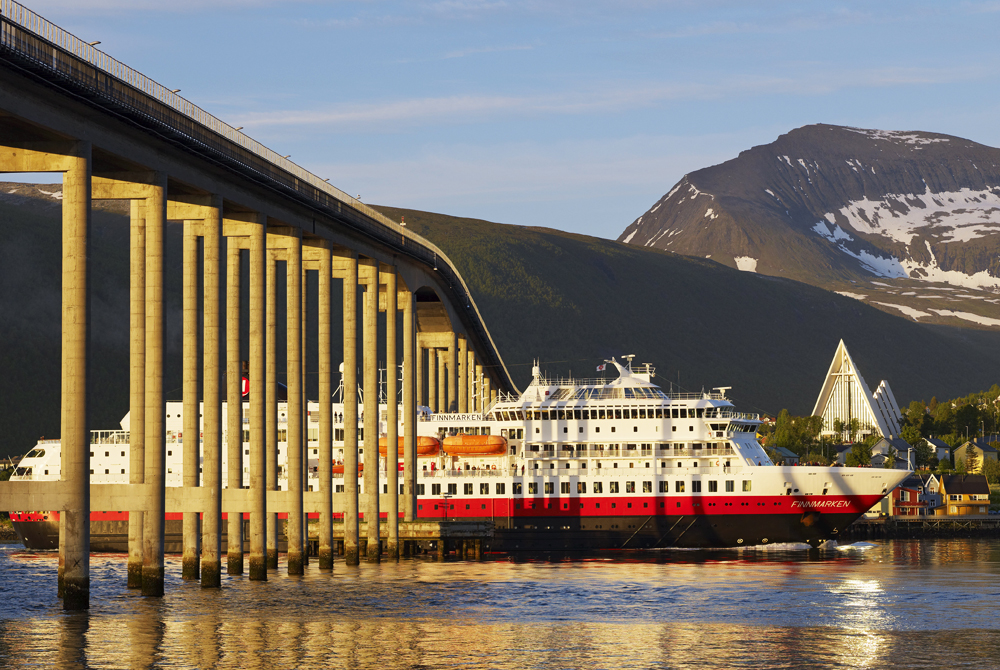 ~no: Hurtigruten i midnattssol ~en: Coastal Steamer with Midnigh
